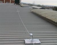 Línea en cubierta de chapa grecada